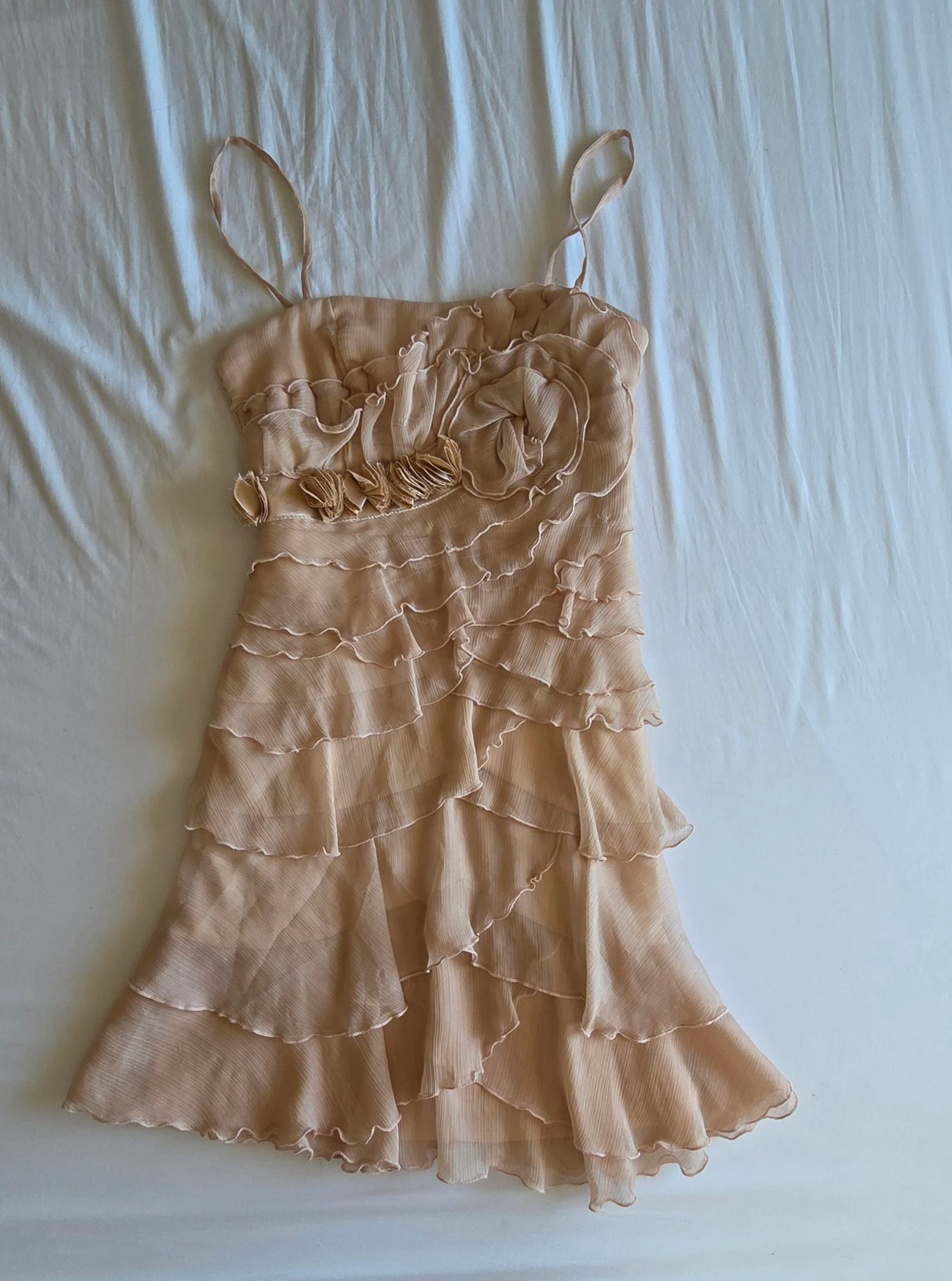 Robe corta nude Patrice Bréal S 36, vestido de noche con volantes y flores – photo 2
